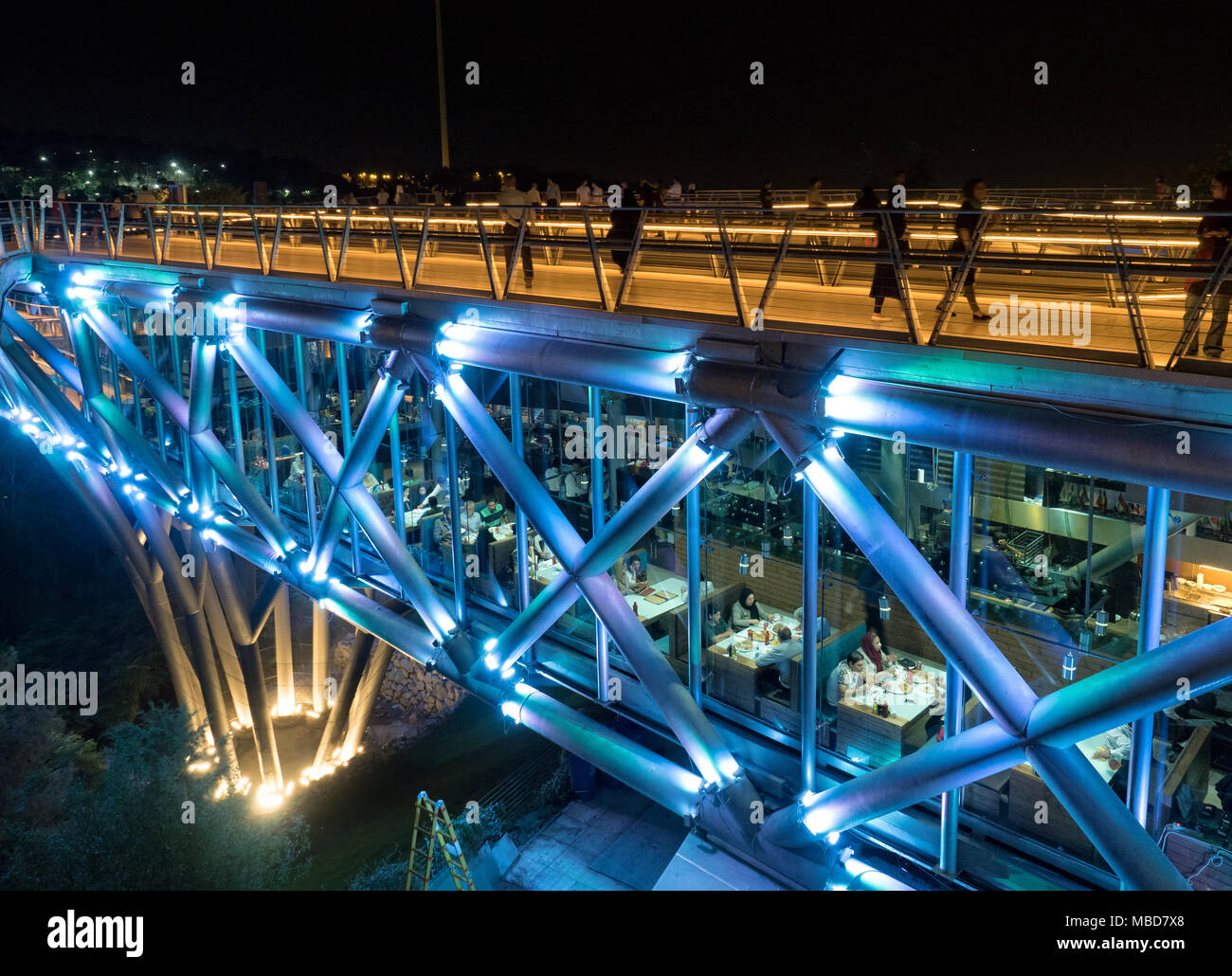 Vue de nuit sur Tabiat Bridge (Pont de la Nature), la plus grande passerelle pour piétons de Téhéran, Iran Banque D'Images