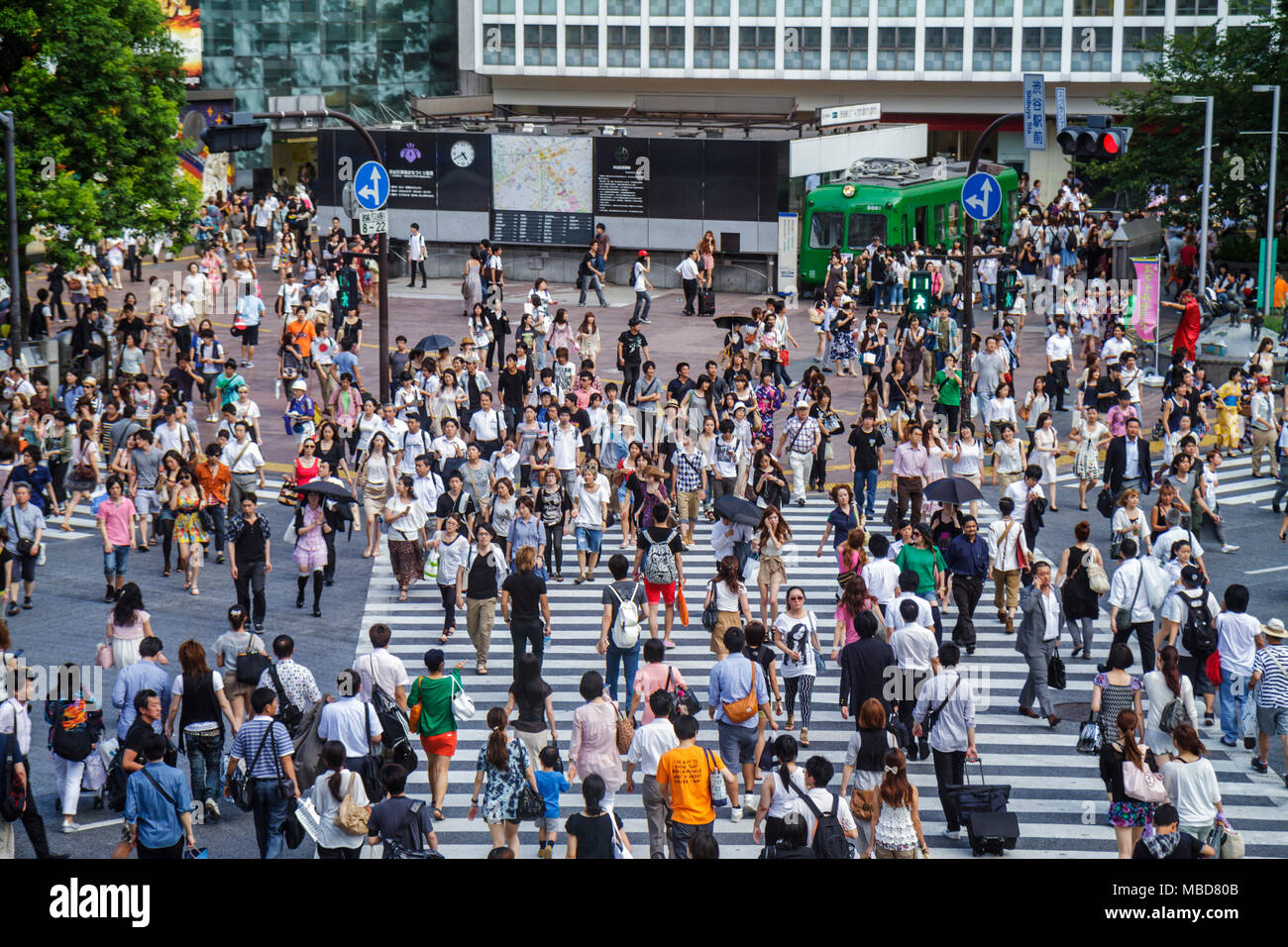 Tokyo Japon,Asie,Orient,Shibuya,JR Shibuya Station,Shibuya Crossing,kanji,caractères,symboles,japonais anglais,foule,visiteurs voyage tour ou Banque D'Images