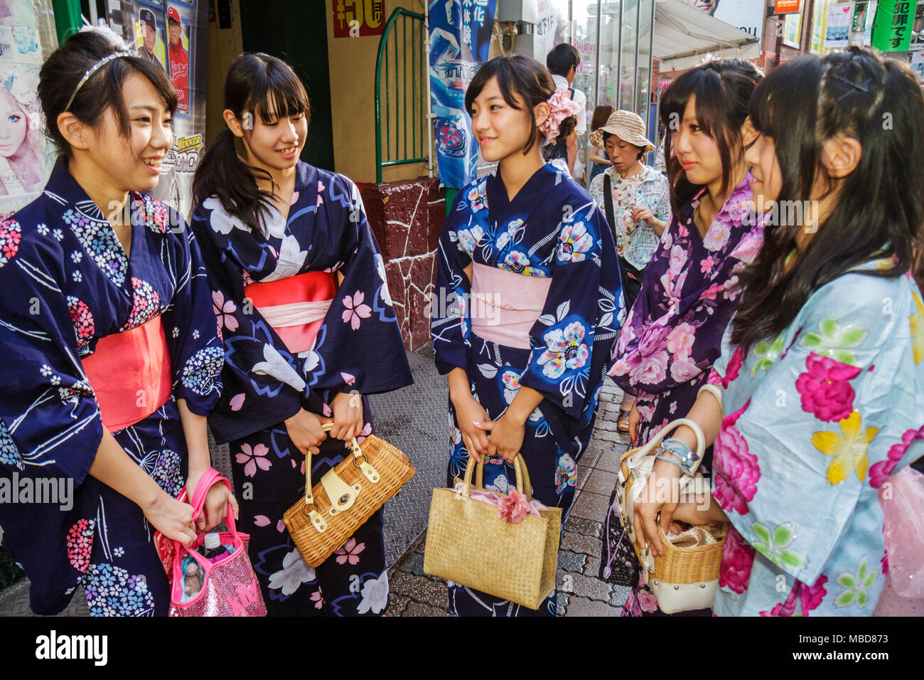 Tokyo Japon,Shibuya,kanji,personnages,symboles,anglais japonais,shopping shopper shoppers magasins marché marchés achats vente,vente au détail St Banque D'Images