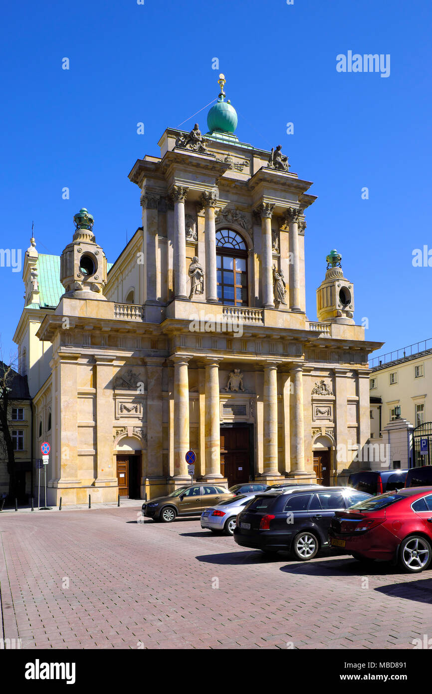 Varsovie, Mazovie / Pologne - 2018/04/07 : Quartier historique de la vieille ville de Varsovie - l'église du Carmel de l'Assomption de la Vierge Marie et de Saint Joseph au Kr Banque D'Images