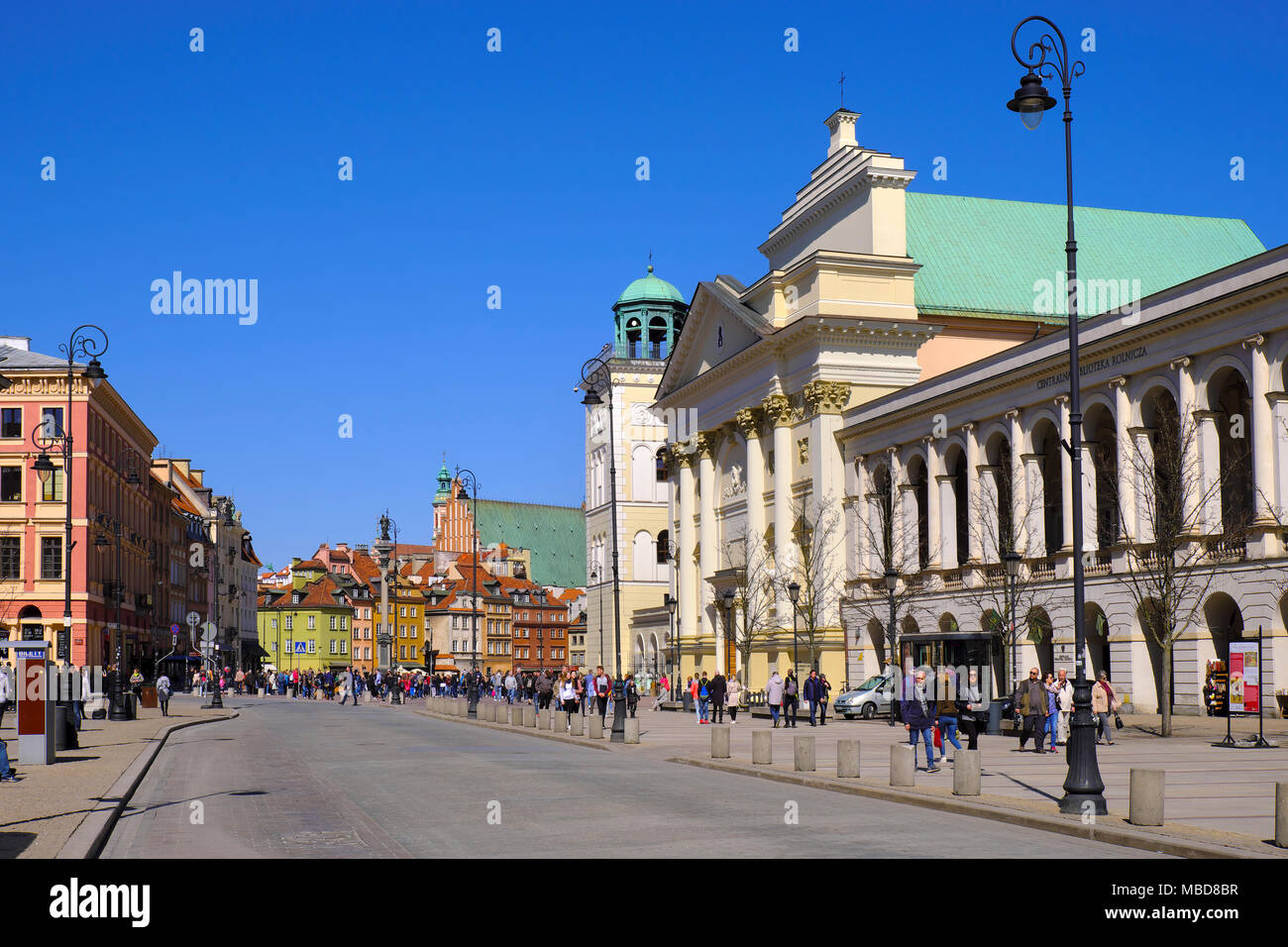 Varsovie, Mazovie / Pologne - 2018/04/07 : Quartier historique de la vieille ville de Varsovie - Sainte Anne à l'église de la rue Krakowskie Przedmiescie avec Château Royal Squar Banque D'Images