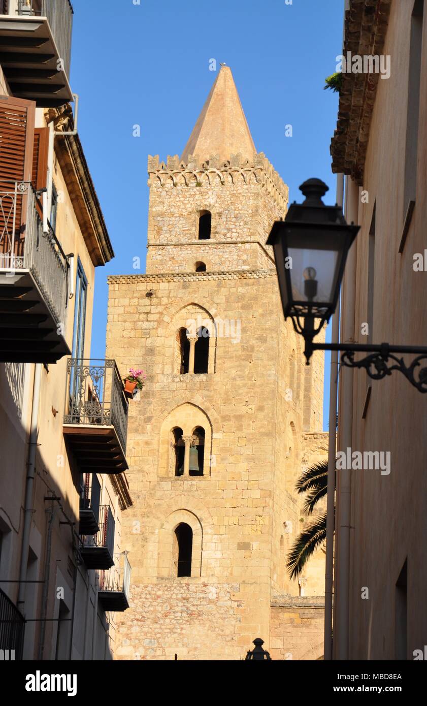 Torre campanaria della Cattedrale di Cefalù, Sicile, Italie, patrimonio, Unesco arabo-stile normanno, due coppie di bifore. Banque D'Images