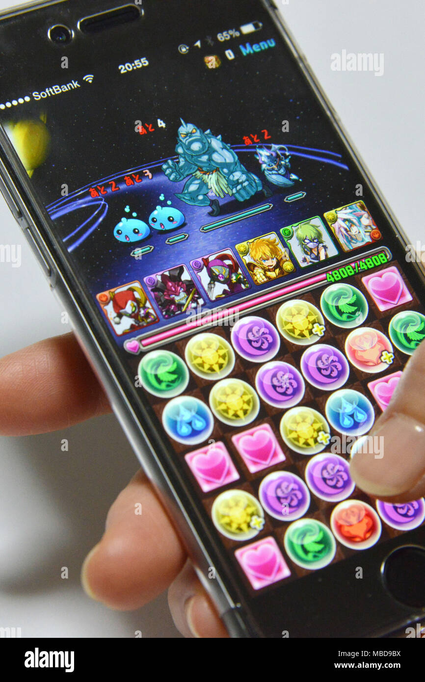 Puzzle & Dragons, jeu vidéo pour iPad, iPhone, iPod touch et Android, une  application par GungHo Online Entertainment. Quelqu'un qui joue sur un  iPhone 6 Photo Stock - Alamy