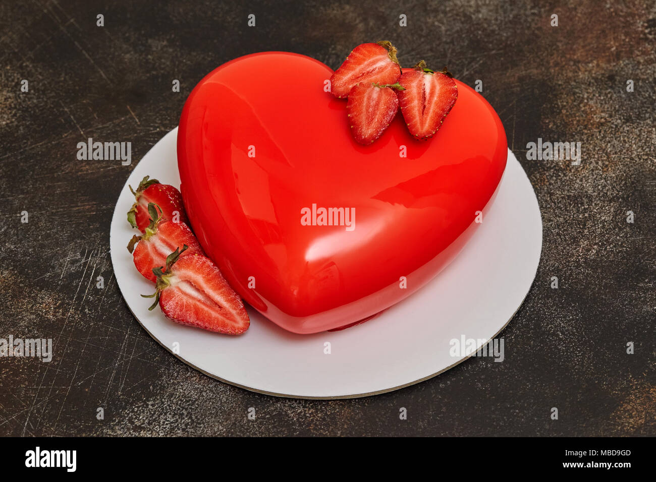 Gateau Mousse Glace Aux Fraises Rouge Forme De Coeur Forme Sur Fond Sombre Gros Plan Photo Stock Alamy Gateau Mousse Glace Aux Fraises Rouge Forme De Coeur Forme Sur Fond Sombre Gros Plan Photo Stock Alamy