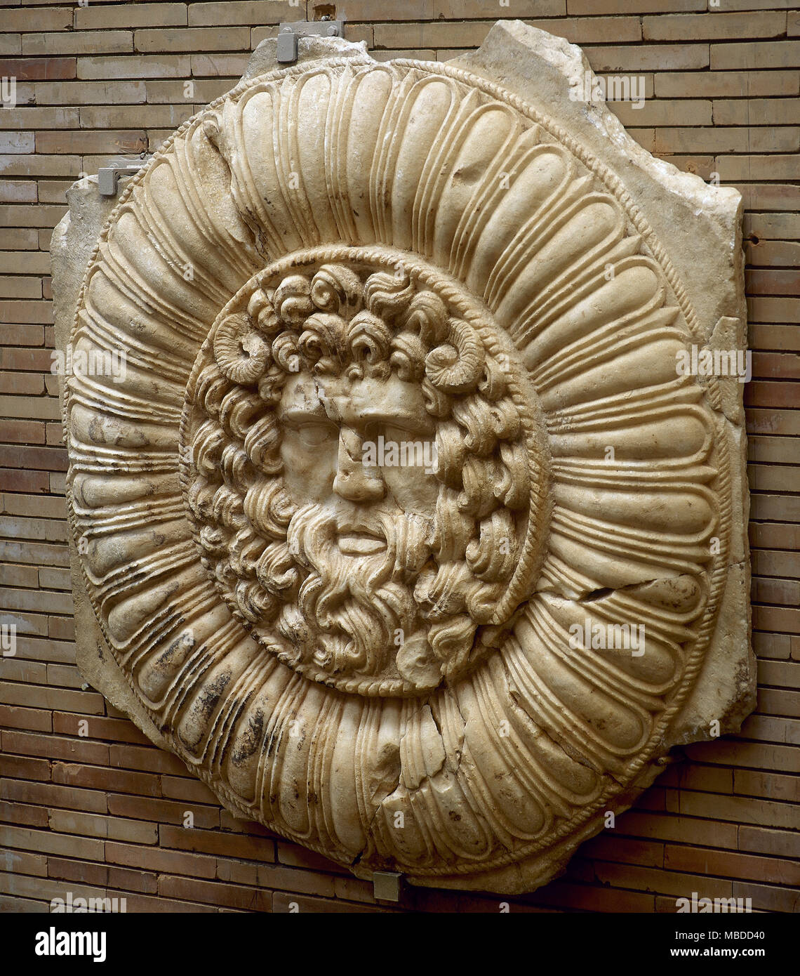Dalle de marbre avec un relief représentant Jupiter Ammon entouré par une corde de deux extrémités qui la sépare d'une frontière de gallons qui entoure l'ensemble du visage. Partie de la décoration du portique du Forum ou forum de marbre, à Mérida (Emerita Augusta), 1er siècle de notre ère. Musée national d'Art Romain de Mérida, province de. Badajoz, Estrémadure, Espagne. Banque D'Images