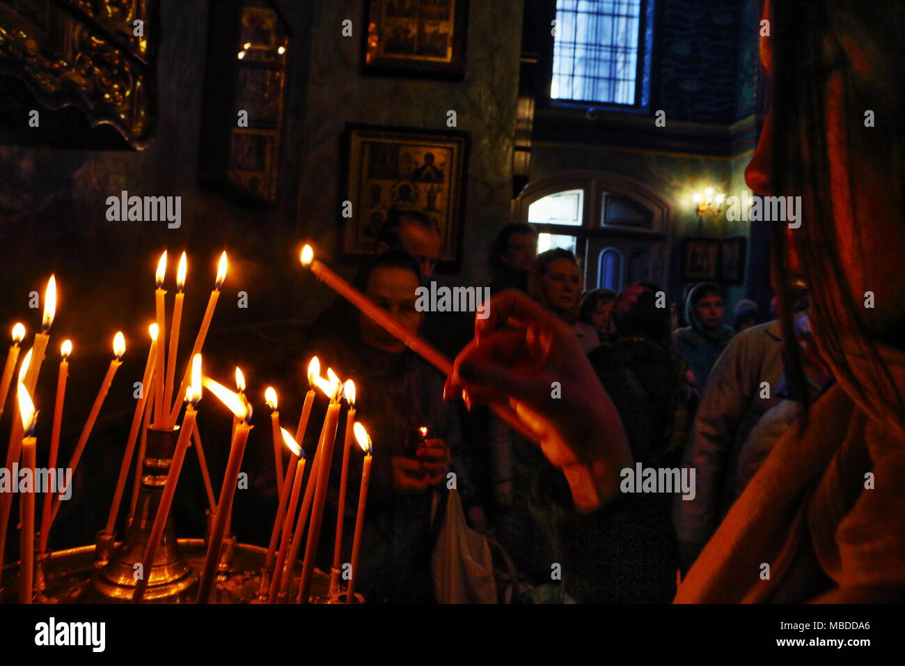 Les femmes prient à Pâques dans l'Eglise orthodoxe à Kiev Banque D'Images