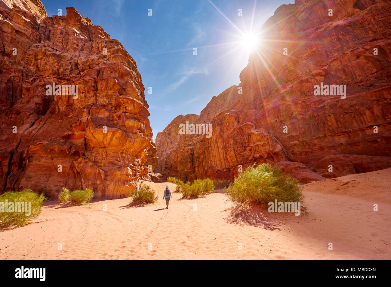 Trekking dans le désert de Wadi Rum, Jordanie Banque D'Images