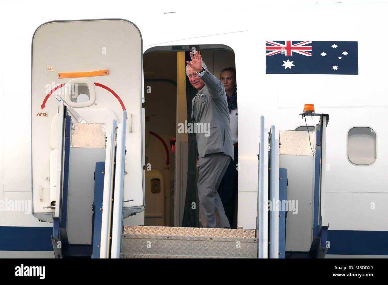 Le Prince de Galles comme il embarque à bord d'un avion à la base de la RAAF de Darwin à la suite de sa visite de sept jours en Australie. Banque D'Images