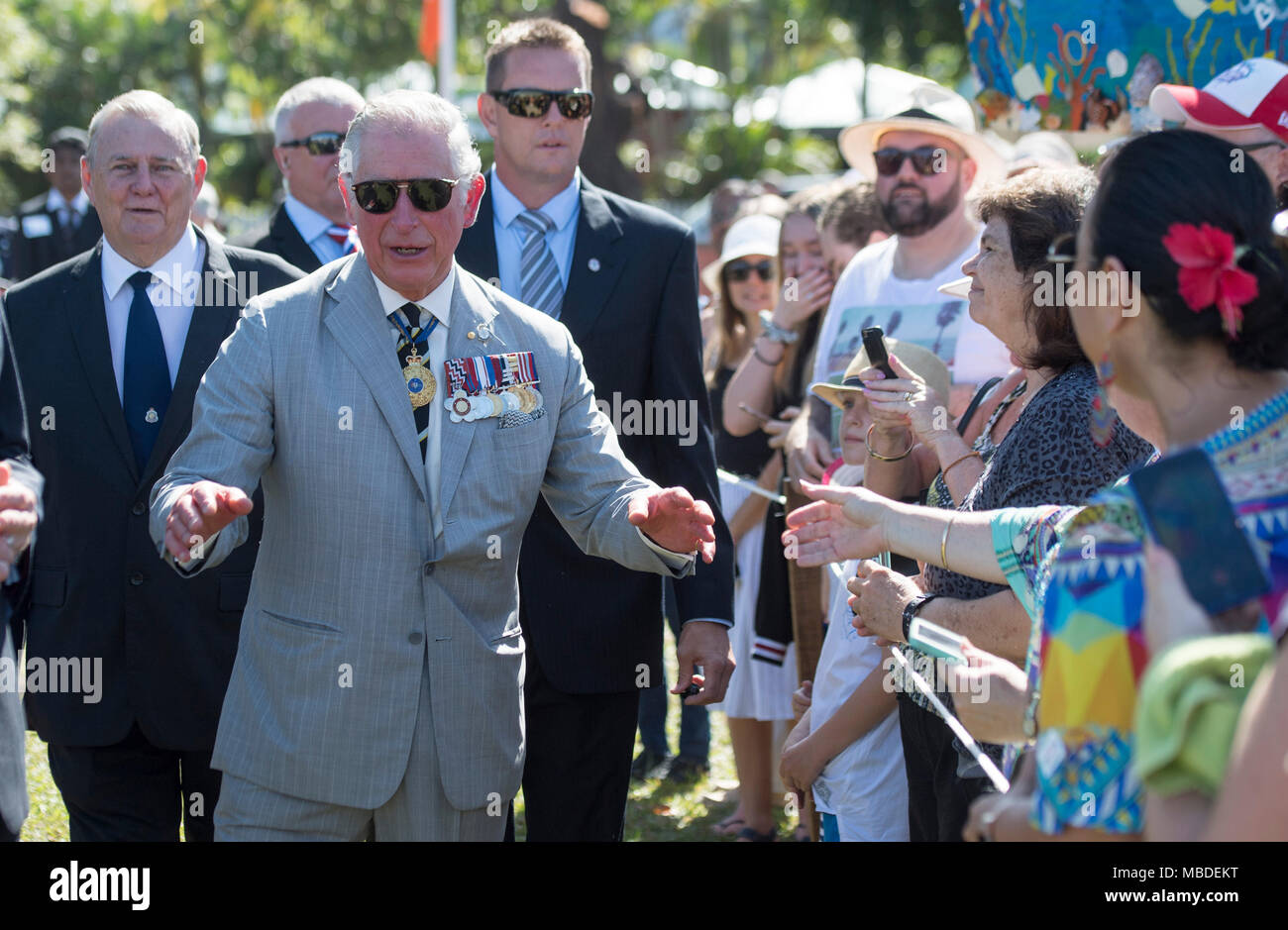 Le Prince de Galles (centre) arrive de déposer une couronne au monument commémoratif à Darwin, en Australie. Banque D'Images