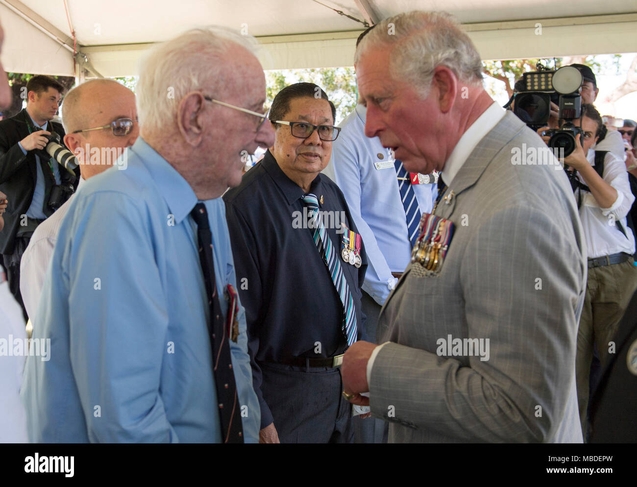 Le Prince de Galles parle à l'ex-soldat australien Charlie Parrott, 98, qui a été capturé en Crète et tenu comme un prisonnier de guerre pour trois ans après la pose d'une couronne de fleurs au cénotaphe de Darwin, en Australie. Banque D'Images