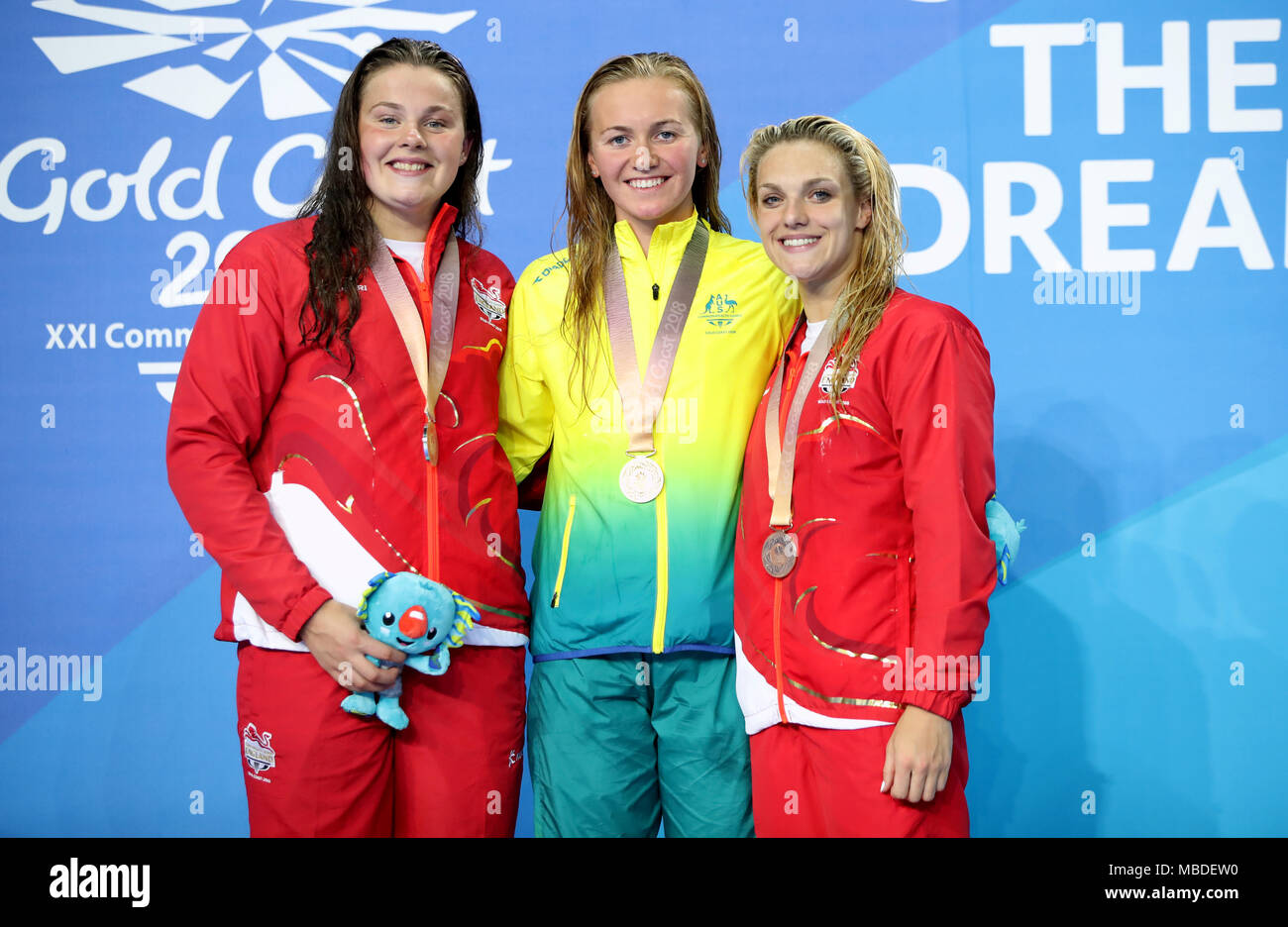 L'Angleterre de Hibbott (à gauche, l'argent) et Eleanor Faulkner (droite, bronze) célébrer avec la médaille d'or de l'Australie à la suite de l'Titmus Ariarne Women's 400m nage libre au centre aquatique de Gold Coast lors de la sixième journée des Jeux du Commonwealth de 2018 dans la Gold Coast, en Australie. Banque D'Images