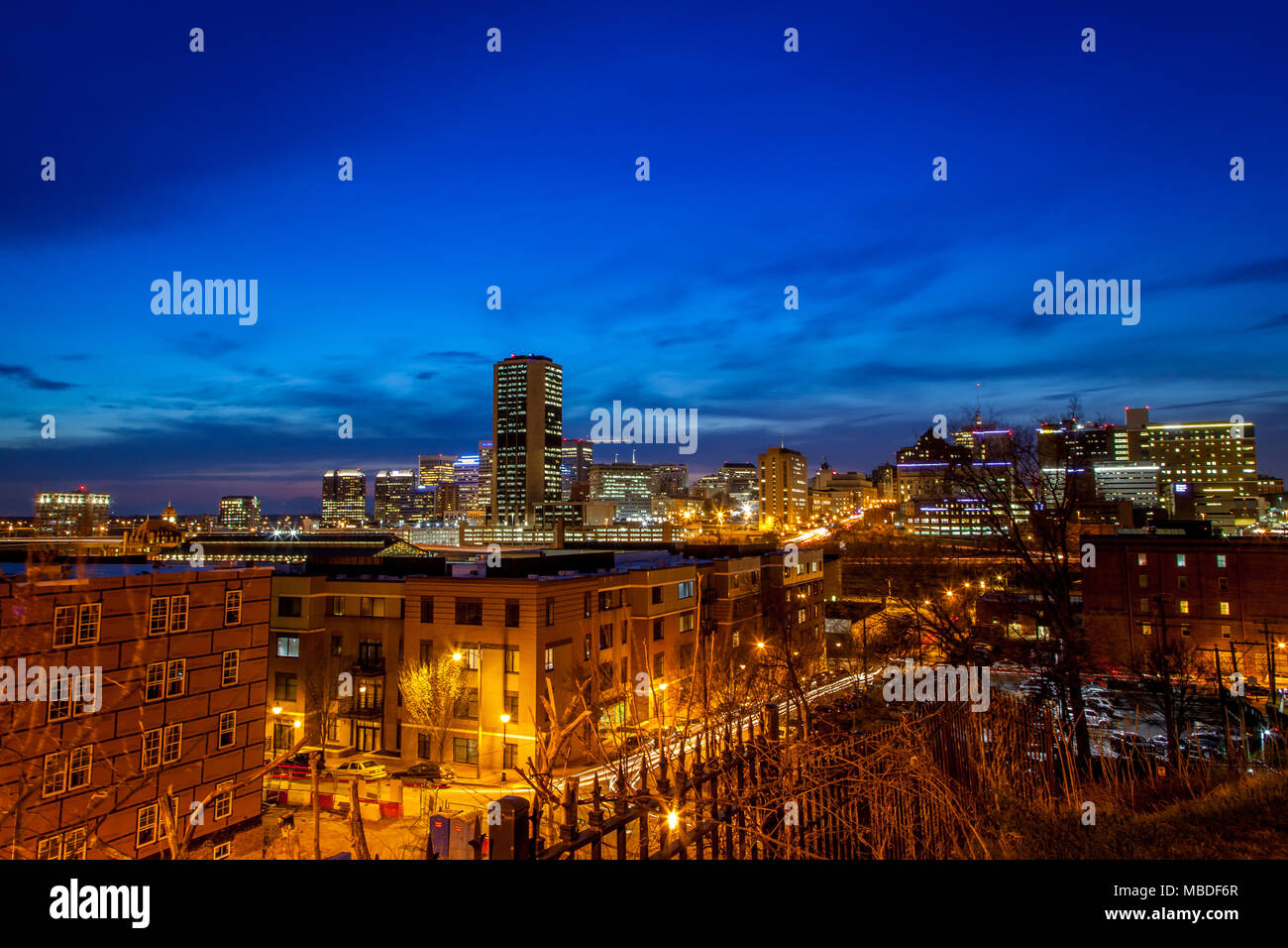 La nuit tombe sur Richmond, Virginie. Banque D'Images