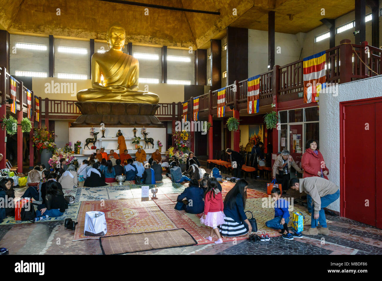 Sur la fête du Nouvel An khmer, les gens de la communauté d'Asie du Sud-Est assister à la cérémonie et prier Bouddha dans la Grande Pagode de Vincennes. Banque D'Images