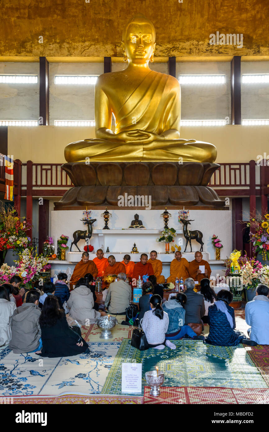 Sur la fête du Nouvel An khmer, les gens de la communauté d'Asie du Sud-Est assister à la cérémonie et prier Bouddha dans la Grande Pagode de Vincennes. Banque D'Images