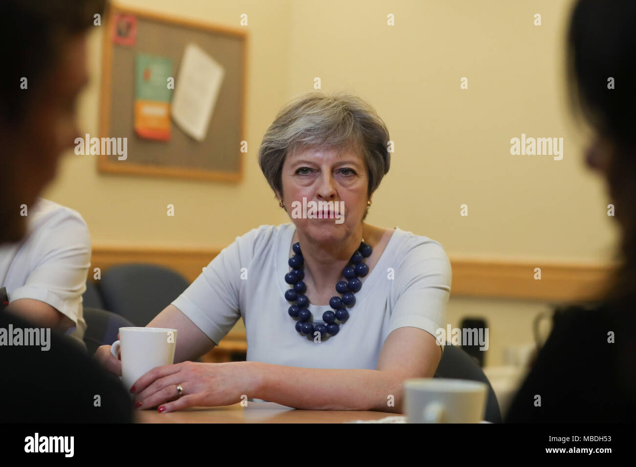 Premier ministre Theresa peut, au cours de sa visite à l'hôpital Addenbrooke à Cambridge, où elle a annoncé de nouvelles recherches et de financement pour le traitement du cancer de la prostate, et a rencontré le personnel du NHS pour discuter des défis auxquels ils sont confrontés en tant que le gouvernement se prépare à présenter un plan à long terme pour la santé publique. Banque D'Images