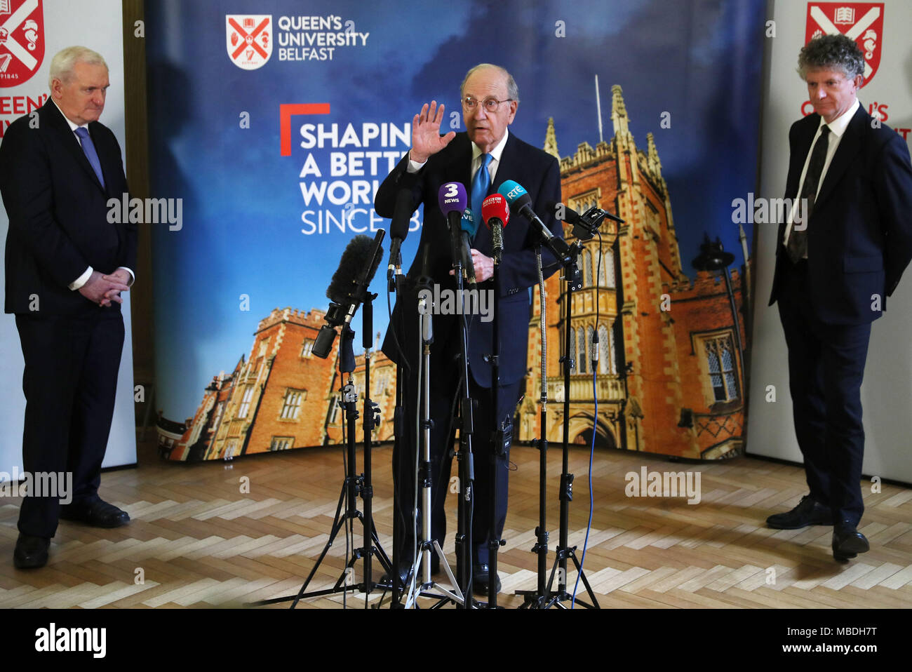 (De gauche à droite) l'ancien Taoiseach Bertie Ahern, le sénateur George Mitchell et Jonathan Powell lors d'un événement pour marquer le 20e anniversaire de l'Accord du Vendredi Saint, à l'Université Queen's de Belfast. Banque D'Images