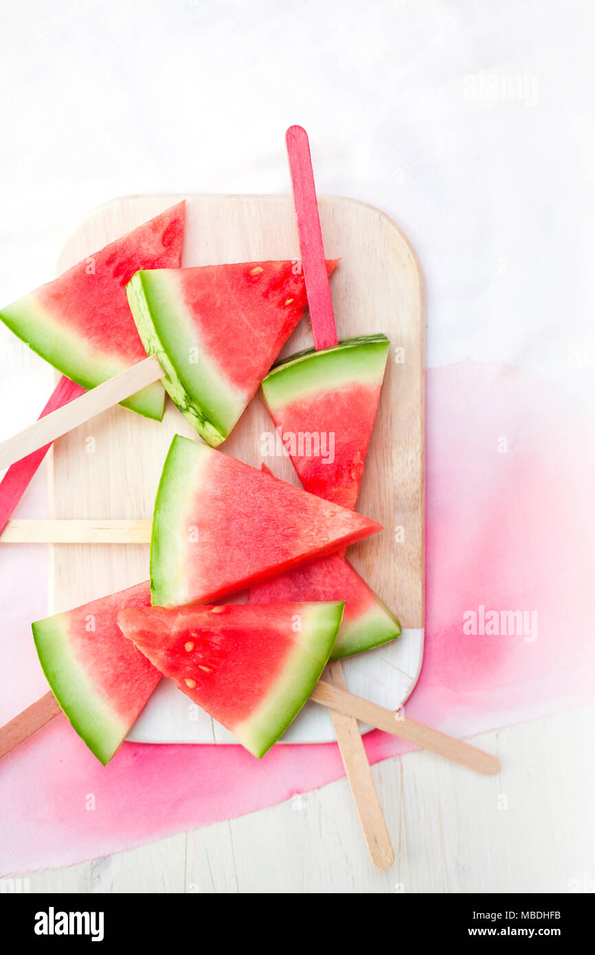 Wassermelonen aufgespießt Stiele Stücke auf Banque D'Images