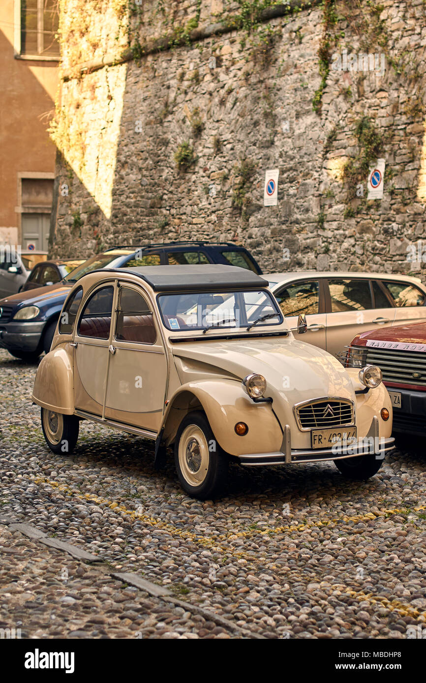 Retro beige Citroen 2 CV 6 Charleston location Banque D'Images