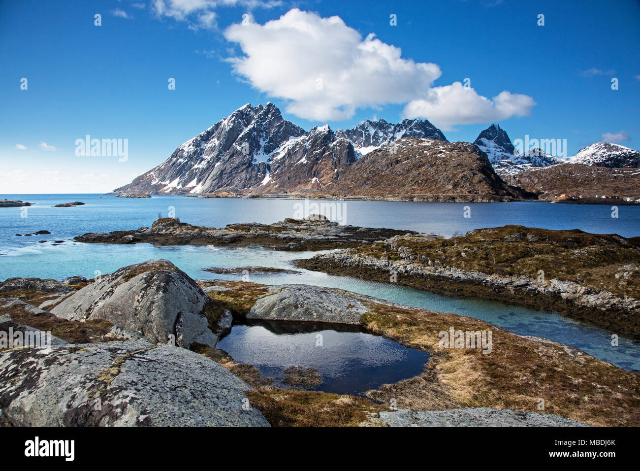 Montagnes hiver bleu ciel au-dessus-dessous, Sund, fjord Flakstadoya, Lofoten, Norvège Banque D'Images