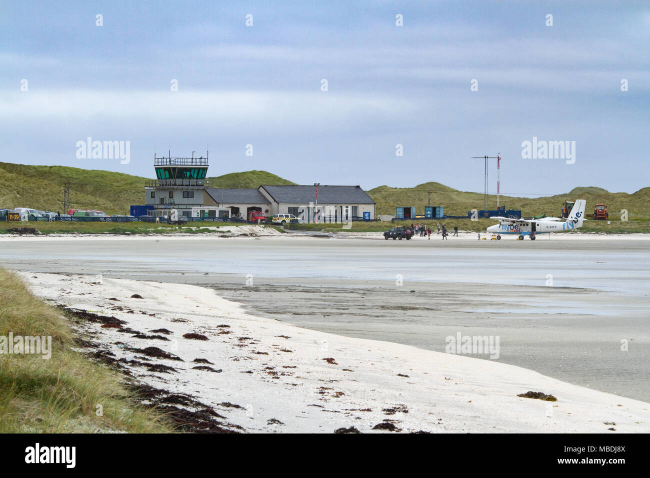 Les passagers débarquant d'un avion à l'aéroport de Barra sur l'île de Barra, Hébrides extérieures, en Écosse Banque D'Images