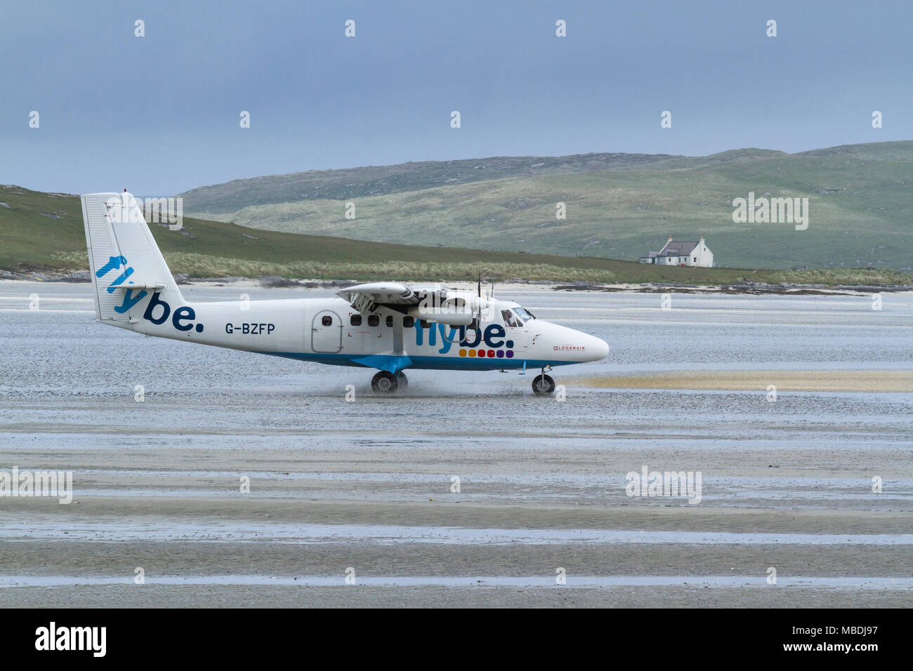 Twin Otter DHC avion passager taxying avant de décoller de l'aéroport de Barra, à l'île de Barra, Hébrides extérieures, en Écosse Banque D'Images
