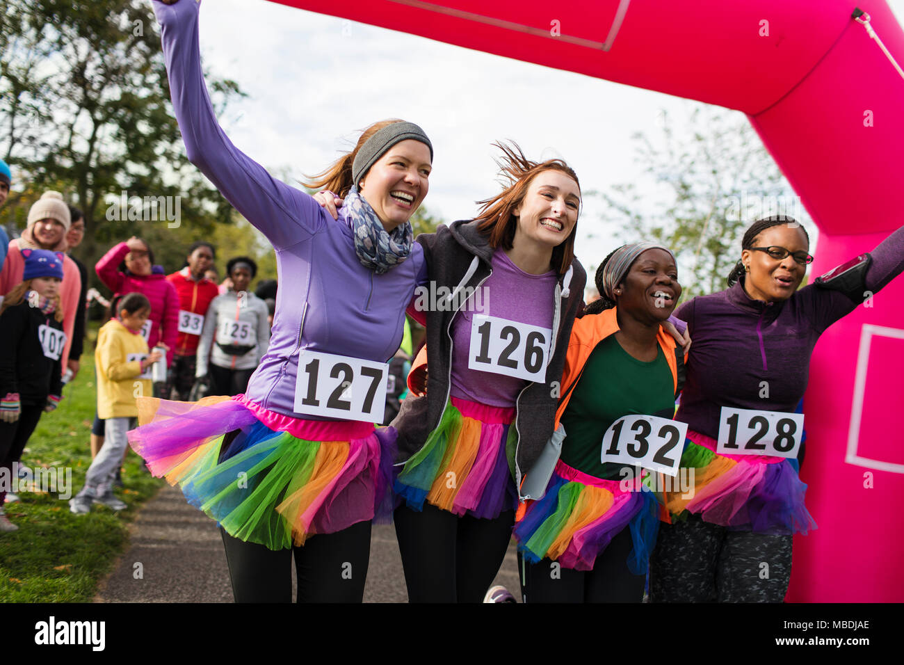 Dames enthousiastes acclamations en tutus, traversant la ligne d'arrivée au terme de bienfaisance, célébrer Banque D'Images