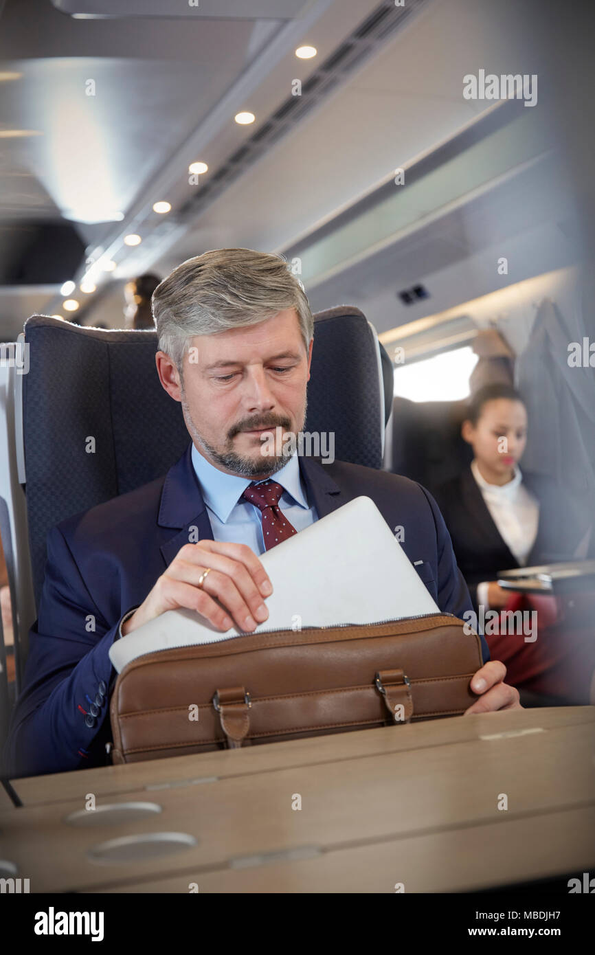 Ordinateur portable porte-documents d'affaires de la dépose du train de voyageurs sur Banque D'Images