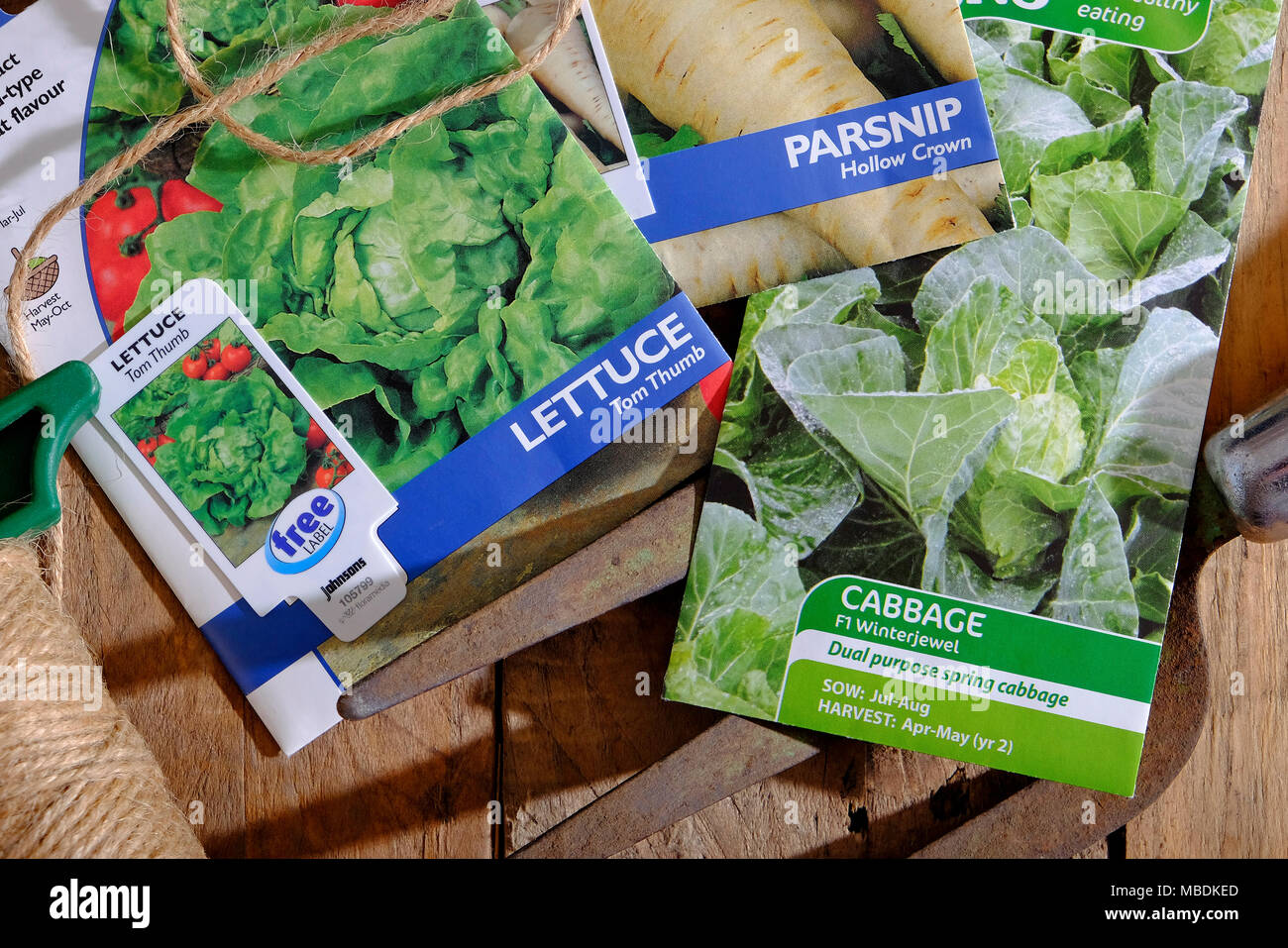 Potager graines dans des paquets sur un banc de rempotage, Norfolk, Angleterre Banque D'Images