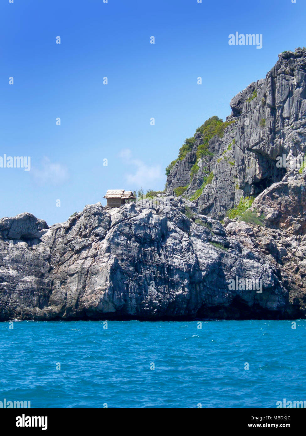 La côte rocheuse et la mer turquoise de l'eau, scène ou seascape sur l'île d'Ibiza. Banque D'Images