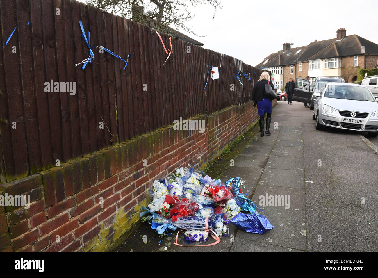 Tributs floraux sont laissés sur le trottoir, après avoir été retiré d'une clôture sur South Park Crescent dans Hither Green, minutes après des proches de 37 ans, Henry Vincent restauré le culte en face de la maison de Richard, Osborn-Brooks 78, où Vincent a été poignardé à la suite d'un cambriolage raté. Banque D'Images