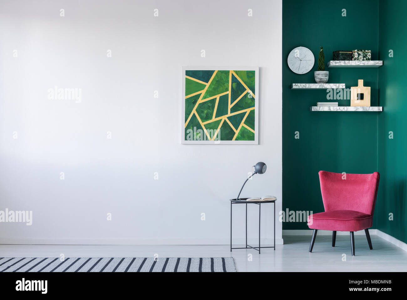 Chaise rouge à côté de table avec lampe contre mur blanc avec la peinture  verte dans le salon intérieur Photo Stock - Alamy