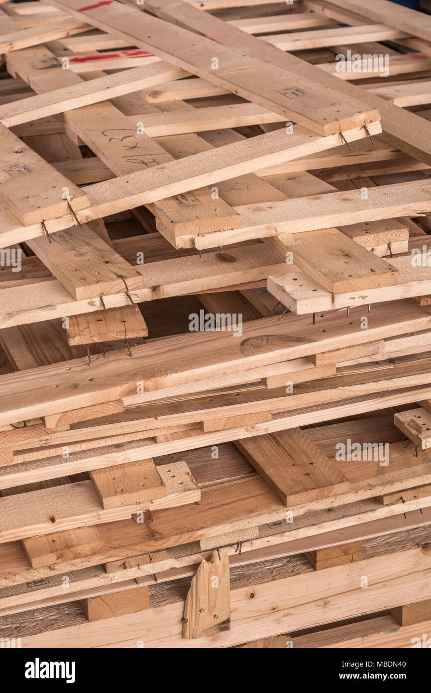 Pile de lattes de bois de palettes industrielles qui ont été réprimées. Banque D'Images