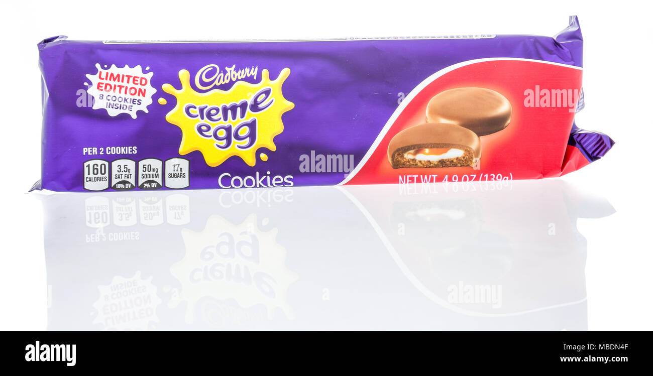 Winneconne, WI - 6 Avril 2018 : un paquet de Cadbury creme egg cookies sur un fond isolé. Banque D'Images