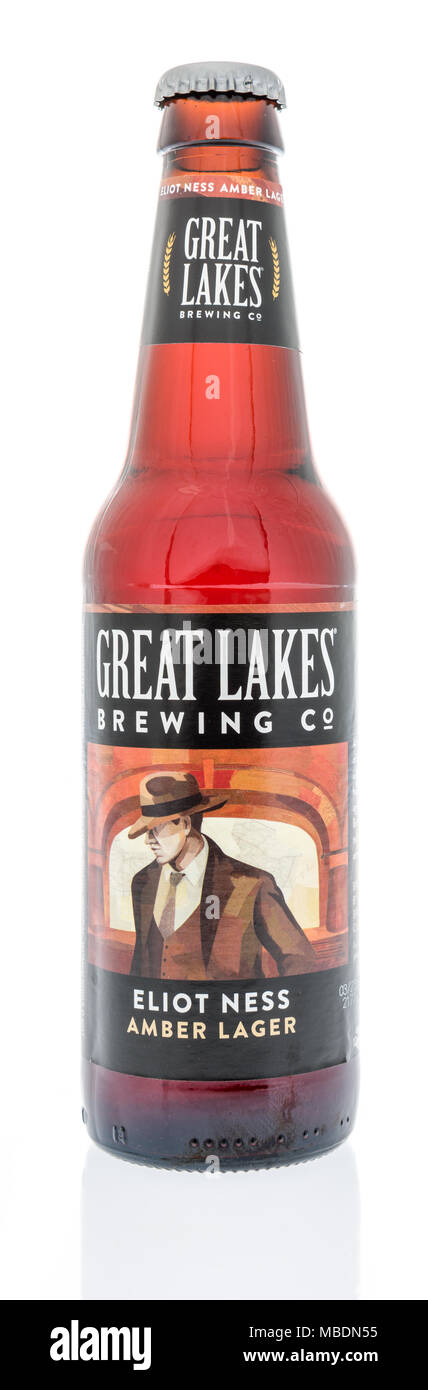 Winneconne, WI - 7 Avril 2018 : une seule bouteille de Great Lakes Brewing company eliot ness lager beer orange sur un fond isolé. Banque D'Images