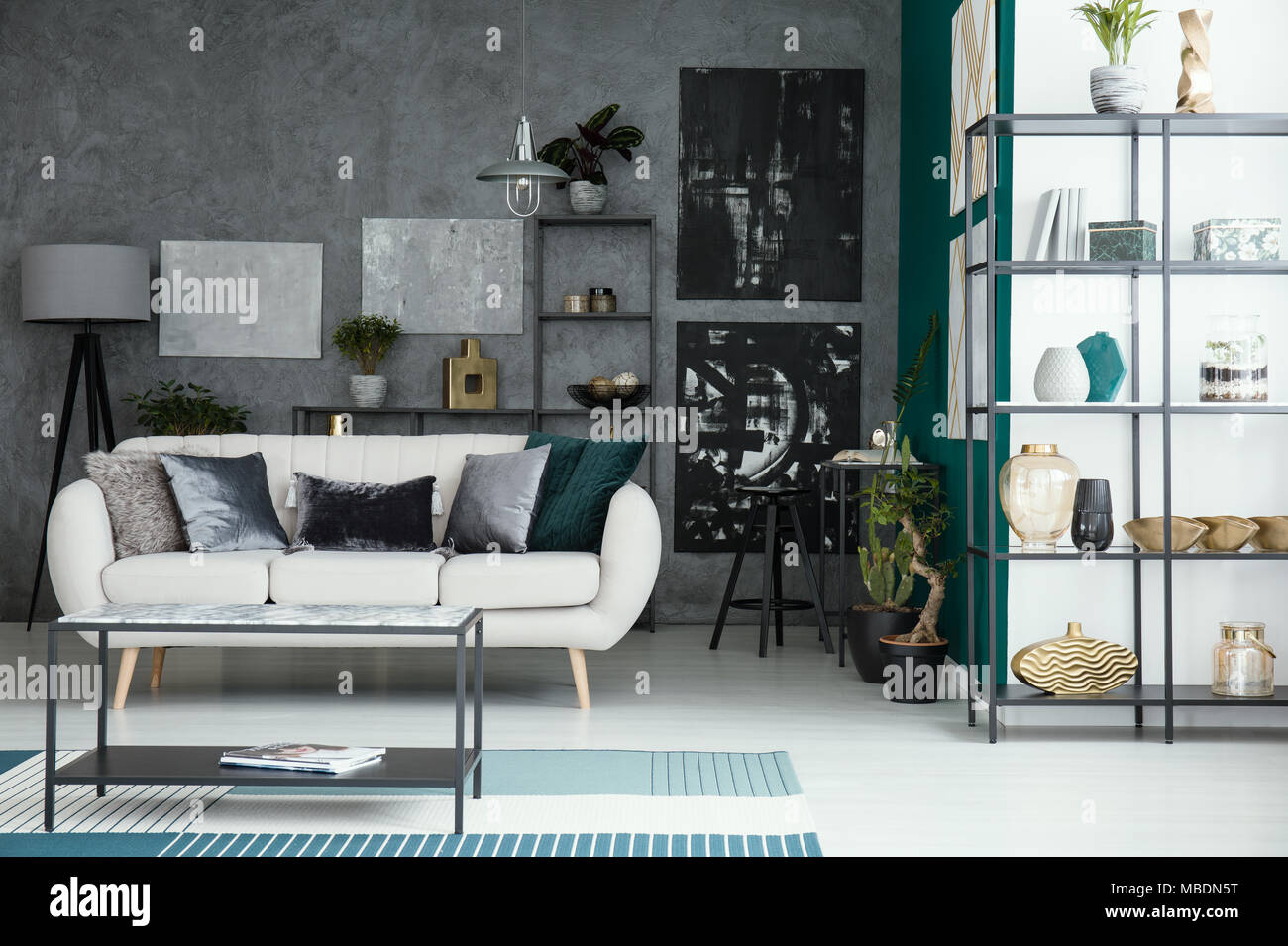 Canapé Beige Et Une Table Dans Le Salon Intérieur Avec