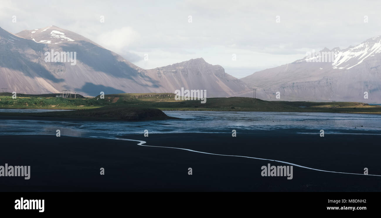 Paysage typique de l'Islande avec road et les montagnes. Banque D'Images