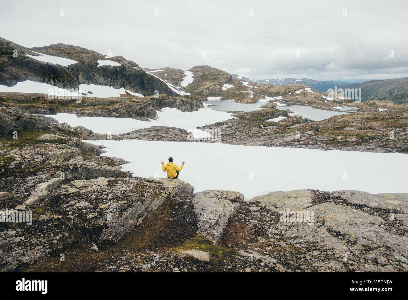 Norvégien typique paysage avec montagnes enneigées Banque D'Images