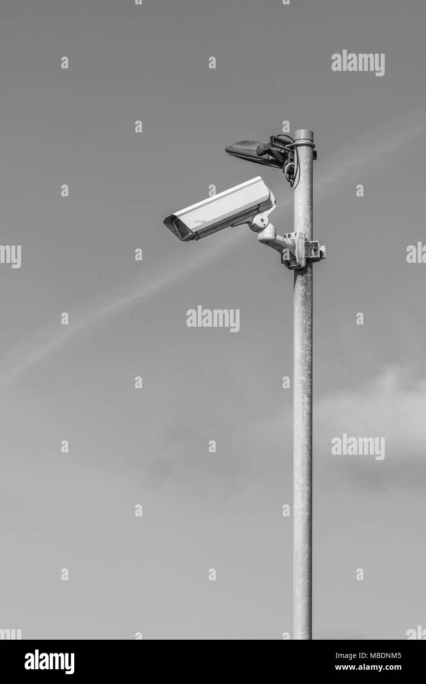 Monochrome noir et blanc de CCTV caméra de sécurité - veille sur vous, surveillance / / orwell Big Brother / concepts de collecte de renseignements. Banque D'Images