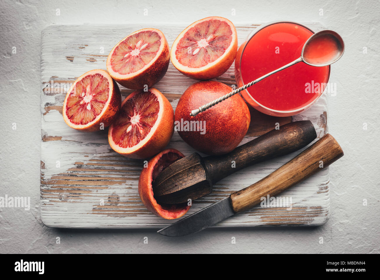 Pièces rouge orange sicilienne gros plan sur planche de bois Banque D'Images