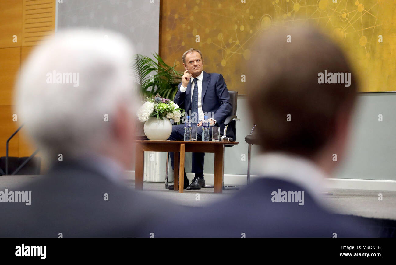 Le Président du Conseil européen, Donald Tusk aborde le droit à la société UCD O'Reilly Hall, UCD. Tusk a dit que Brexit le rend furieux et a appelé l'Europe à s'unir. Banque D'Images