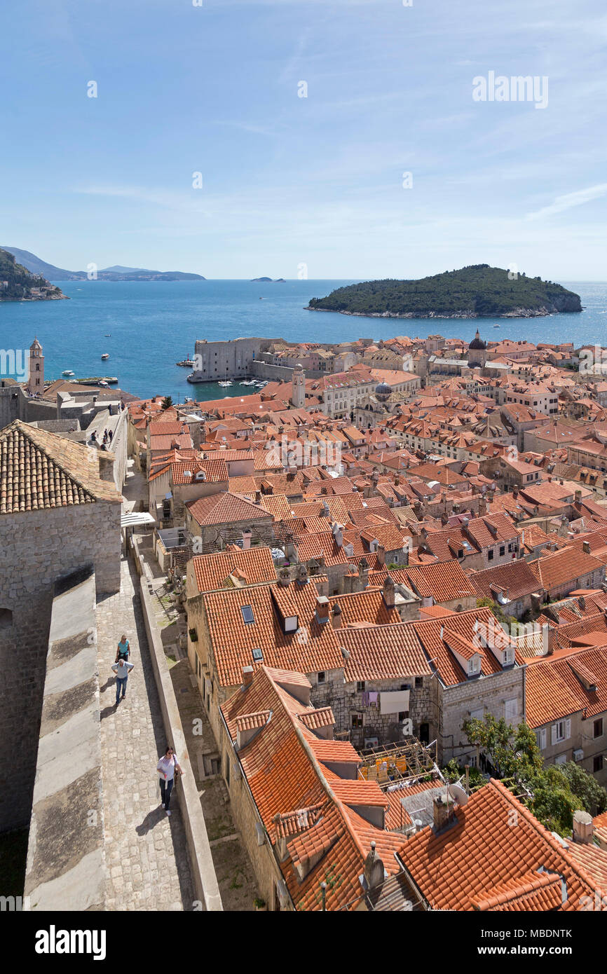 Vue sur le Vieux Port et l'île de Lokrum du mur de la ville, vieille ville, Dubrovnik, Croatie Banque D'Images