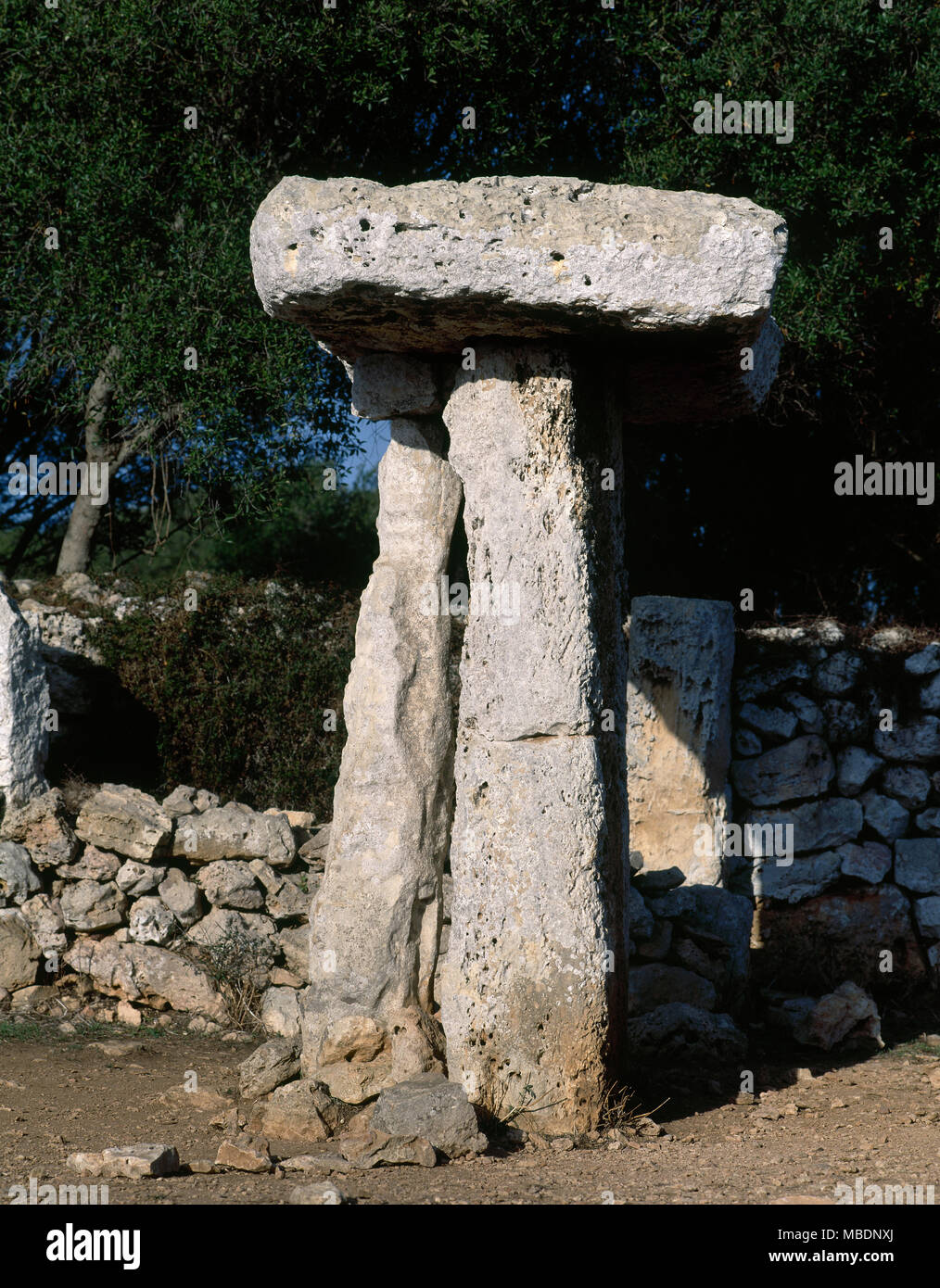 La préhistoire. Fin de l'âge du Bronze - Âge du Fer. Talaiotic Torretrencada du village. Vue de la Taula. Près de Ciutadella, Minorque, Iles Baléares, Espagne. Banque D'Images