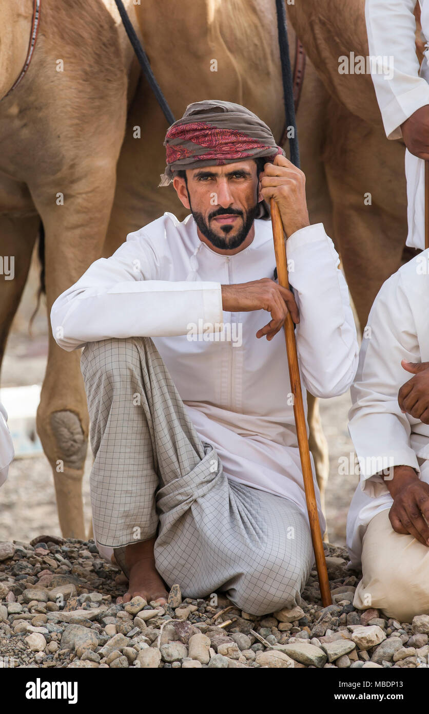 Khadal, Oman, le 7 avril 2018 : l'homme dans une campagne omanais d'Oman Banque D'Images