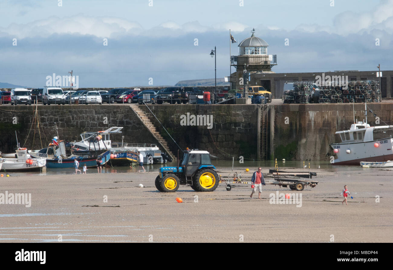 Un tracteur sur le sable à St Ives Harbour à marée basse Banque D'Images