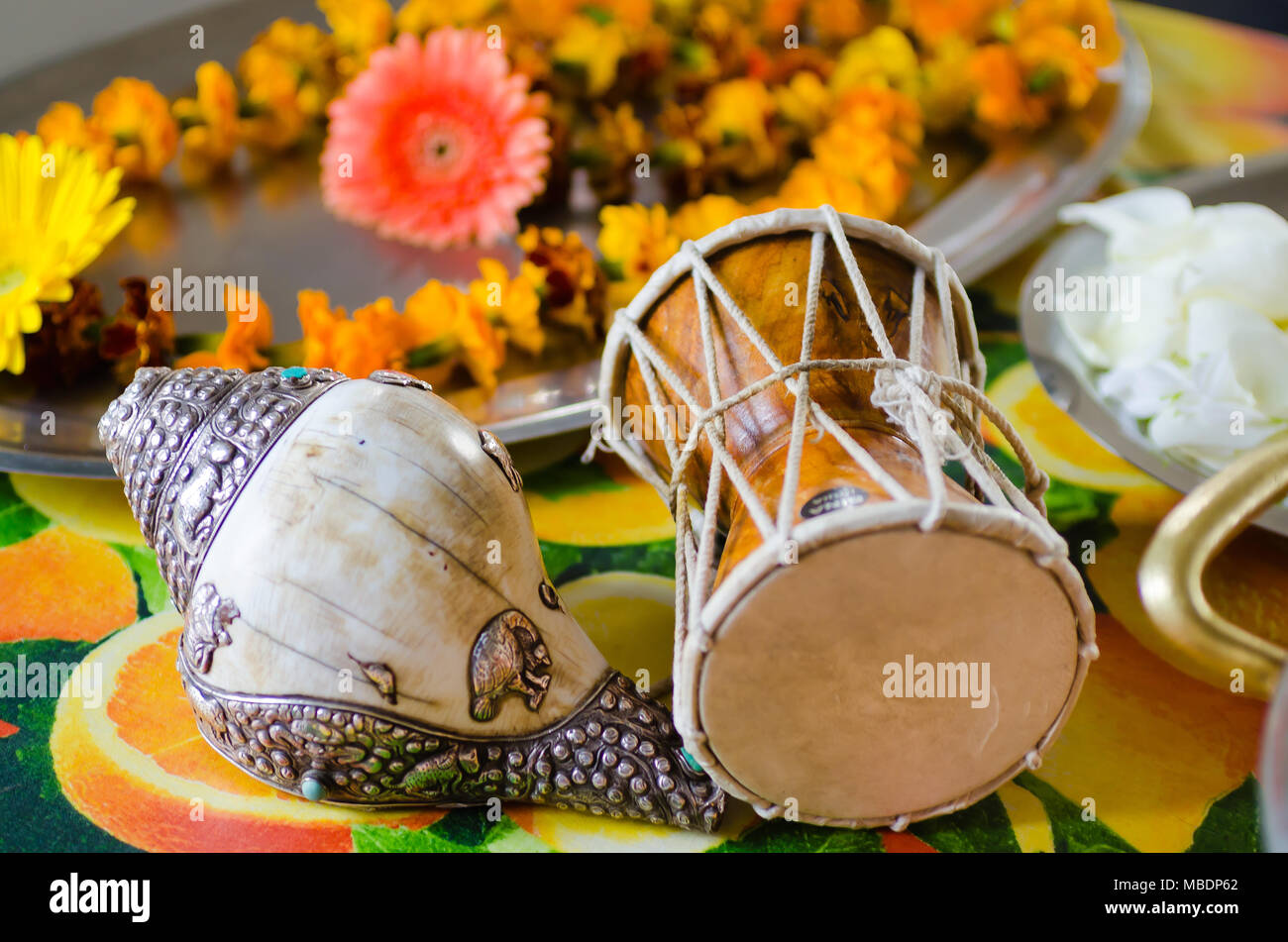Instruments musicaux utilisés pour la cérémonie du feu au cours de la puja Banque D'Images