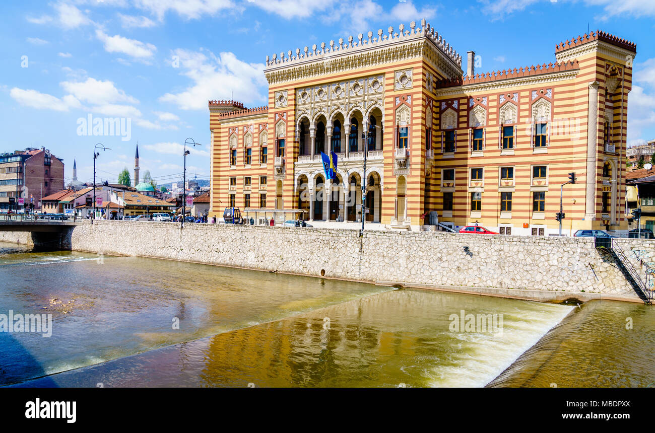 L'Hôtel de ville historique de Sarajevo sur la rivière Miljacka dans le vieux centre-ville Banque D'Images