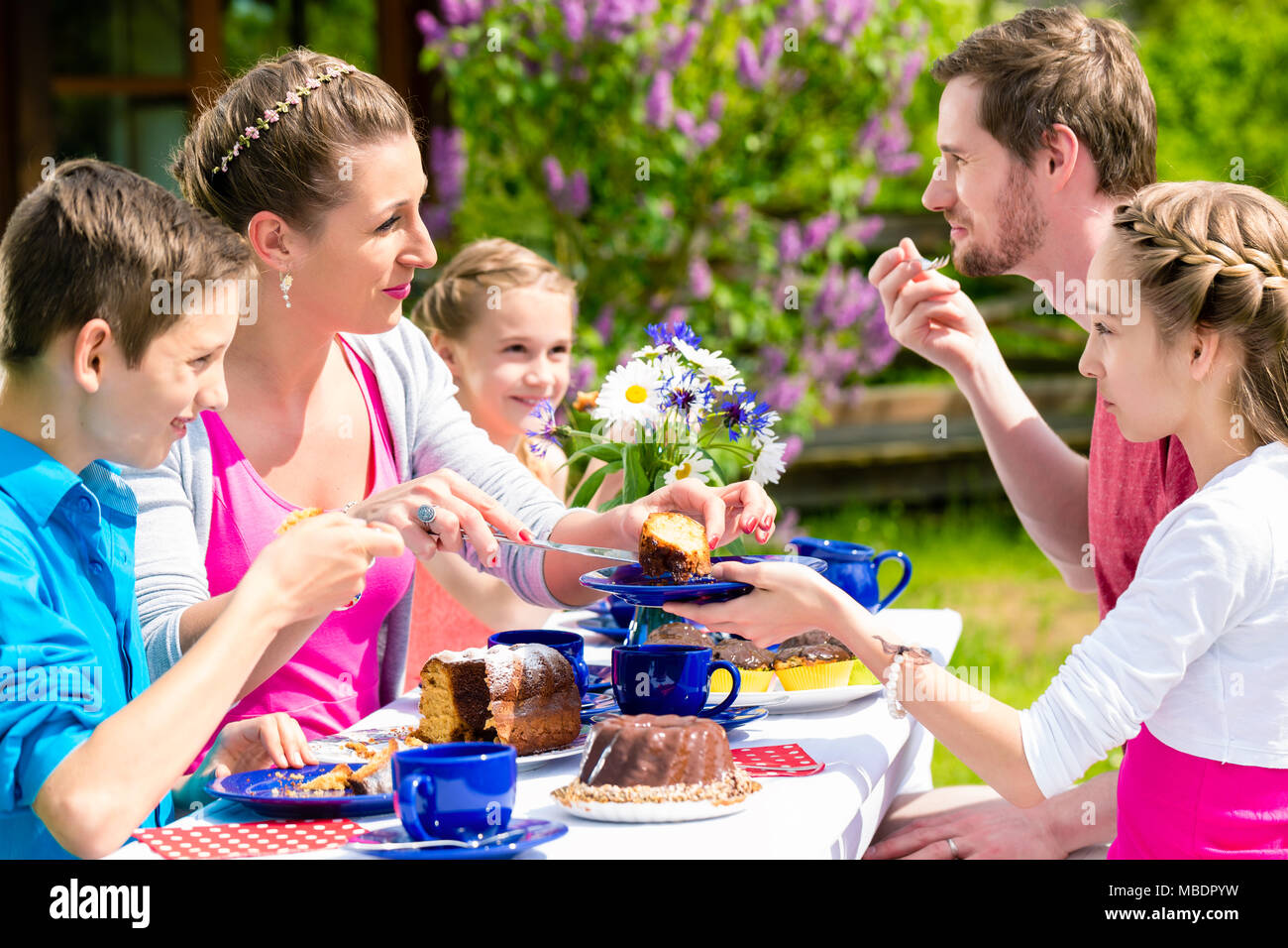 Le Cafe De La Famille En Temps De Manger Un Gateau Jardin Photo Stock Alamy