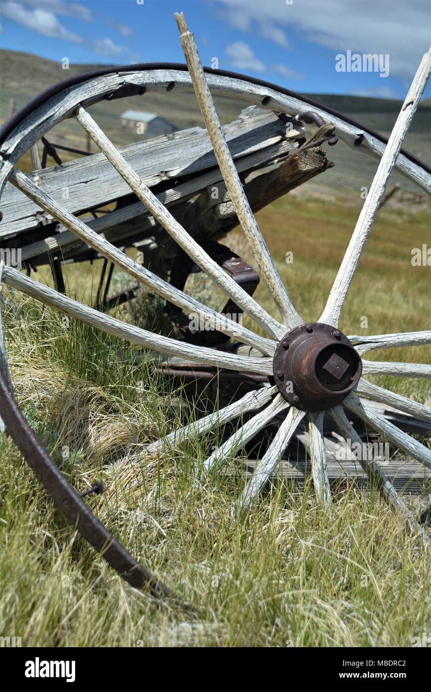 Roue pour wagon abandonné antique reposant dans Bodie State Historic Park, Bodie, en Californie Banque D'Images