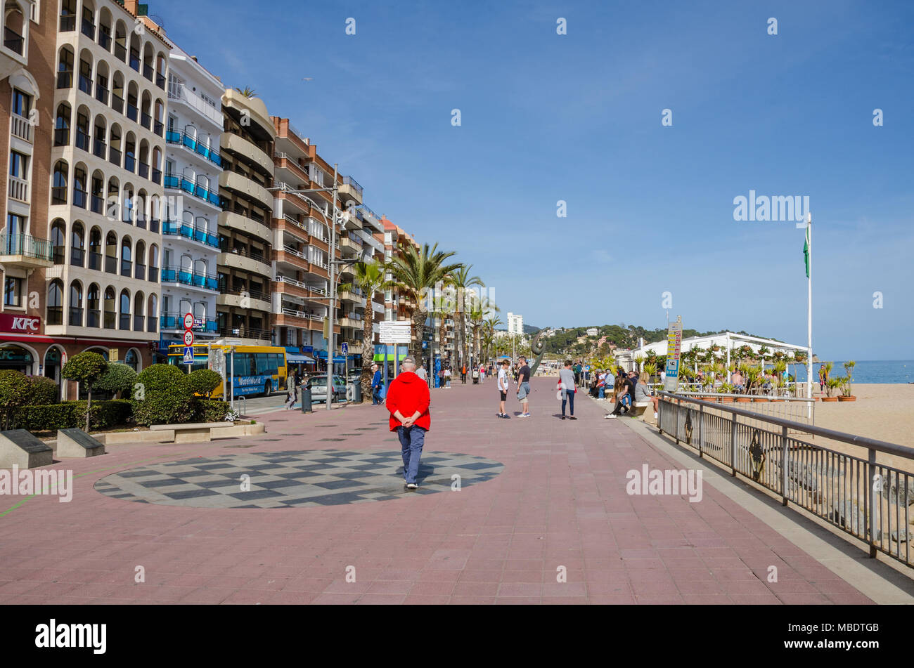 Une vue le long de la promenade le long du front de mer de Lloret de Mar dans la région de la Costa Brava de l'Espagne. Banque D'Images