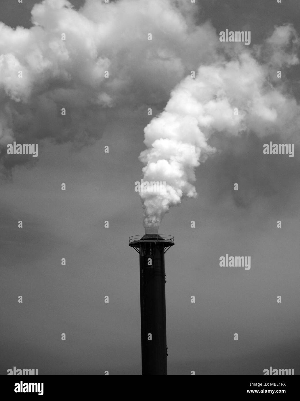 La pollution industrielle, l'émission de produits chimiques toxiques dans l'atmosphère Banque D'Images
